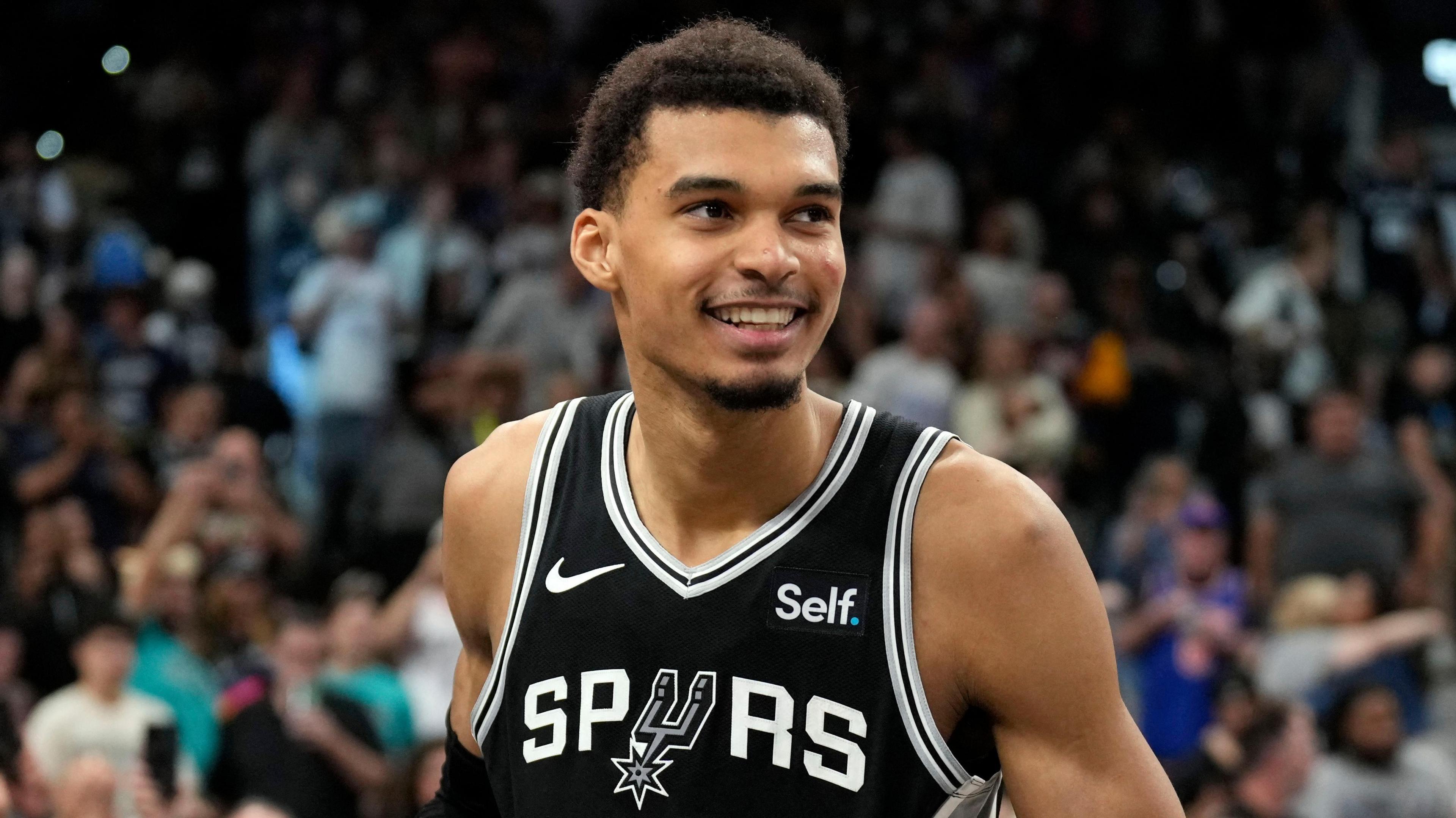 冲刺阶段体能课后，圣安东尼奥马刺篮板制胜备战法国杯，底气十足，轮换策略成焦点的简单介绍-mk体育官网